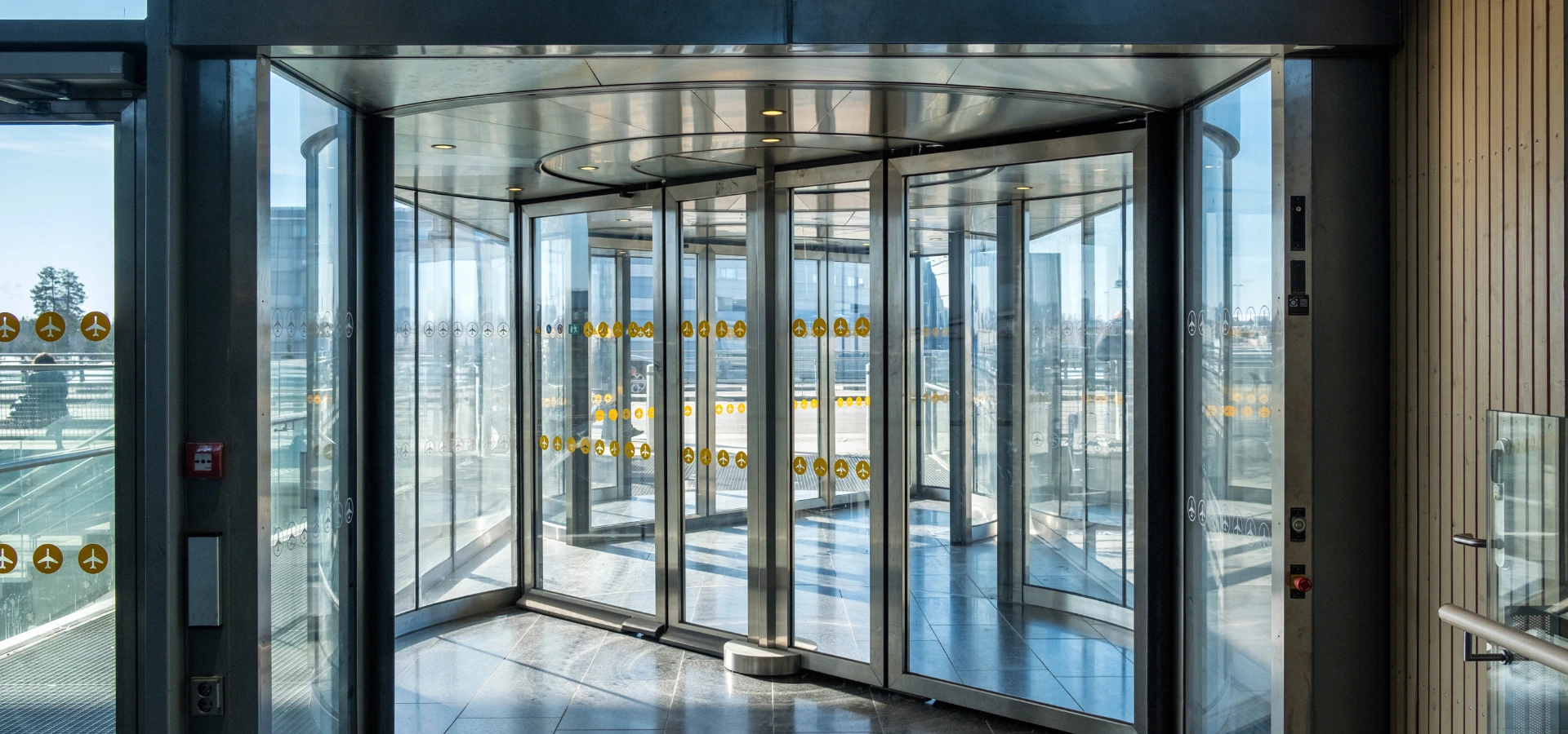 Instalación de puerta giratoria automática en aeropuerto.