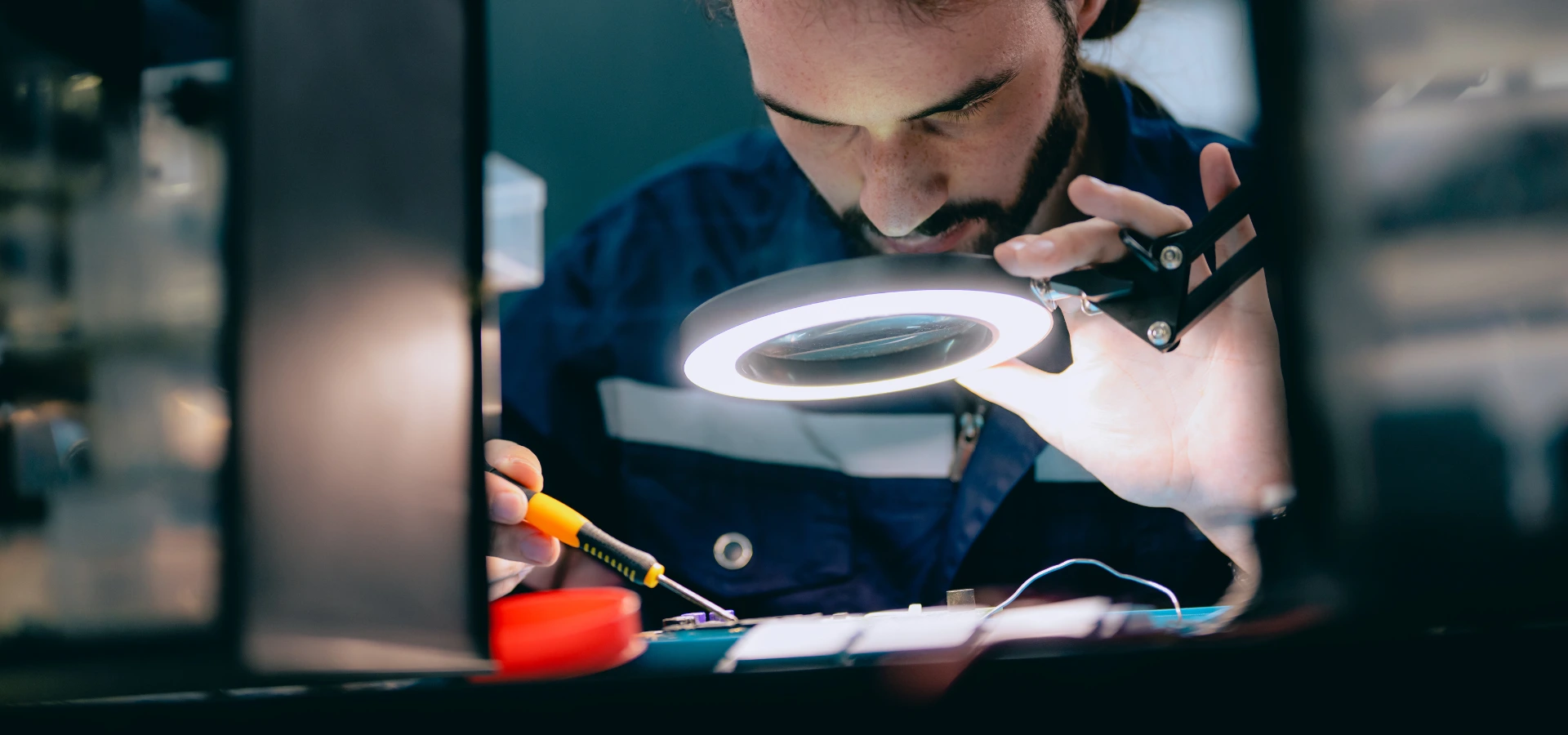 Reparación de sistema de puerta automática.